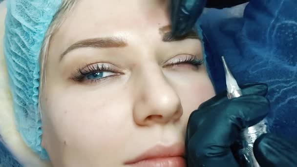 Maquillaje Permanente Tatuaje Permanente Cejas Cosmetólogo Aplicando Maquillaje Permanente Las — Vídeo de stock