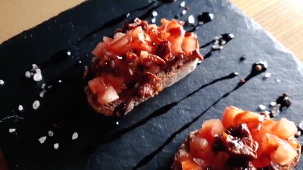 Classica Bruschetta Italiana Con Pomodori Secchi Aceto Balsamico Pane Tostato — Video Stock