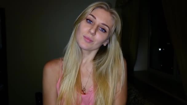 Красивая Молодая Блондинка Ярко Голубыми Глазами Темном Фоне Флиртует Камерой — стоковое видео