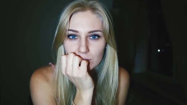 Jonge Mooie Blonde Vrouw Met Heldere Blauwe Grote Ogen Kijkt — Stockvideo