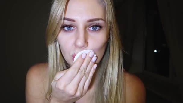Parlak Mavi Büyük Gözler Ile Genç Güzel Sarışın Kadın Bir — Stok video