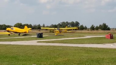 Hava sahasının bir pervane ile sarı uçak indi