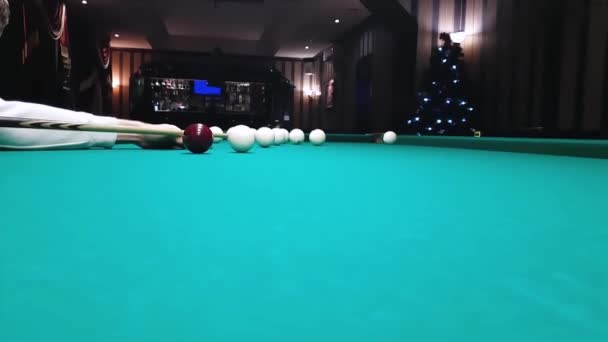 Jeune Homme Beau Met Une Boule Billard Dans Poche — Video