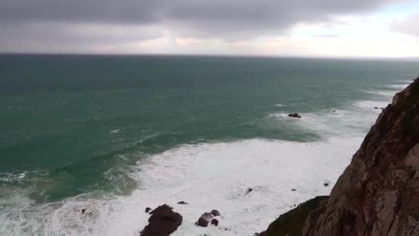 Ondas Oceânicas Cair Sobre Rochas Capa Marinha Com Ondas Azuis — Vídeo de Stock