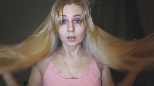 Mooie Jonge Blonde Vrouw Met Heldere Blauwe Ogen Rechtzetten Haar — Stockvideo