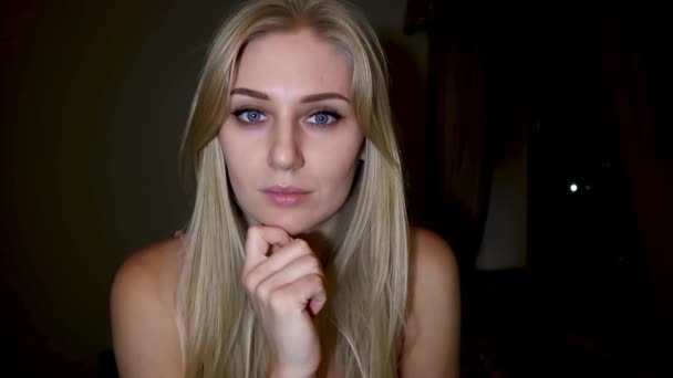 Mooie Jonge Blonde Vrouw Met Heldere Blauwe Ogen Aandachtig Luistert — Stockvideo