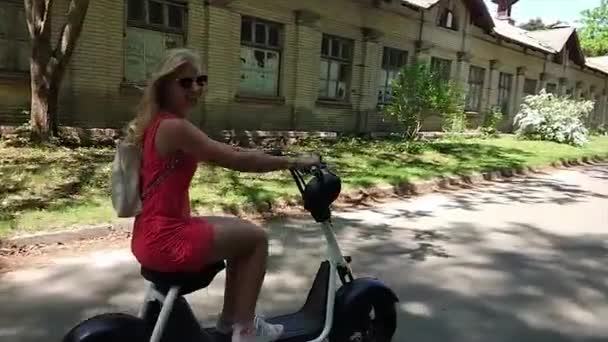 Bonita Jovem Loira Vestido Vermelho Com Mochila Está Sorrindo Enquanto — Vídeo de Stock