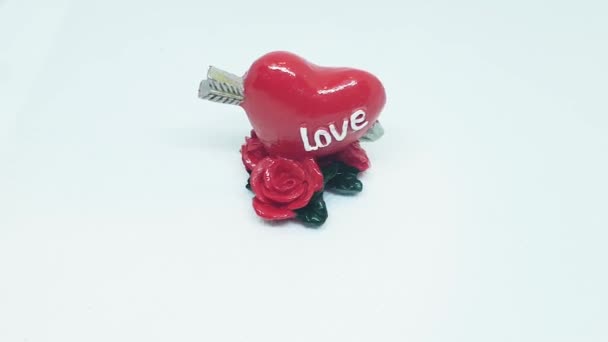 Figurine Red Heart Pierced Arrow Inscription Love Two Roses White — Stock Video