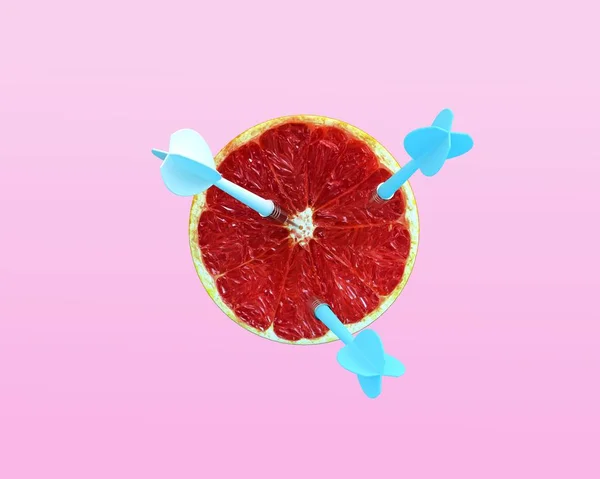 Оранжевый Плод Обозначенной Мишенью Тремя Синими Дротиками Розовом Фоне Минимальное — стоковое фото