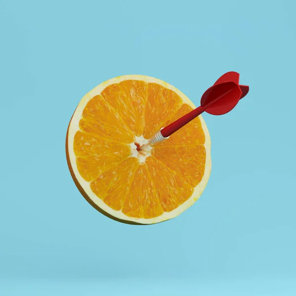 Daire ile turuncu meyve pastel mavi arka plan üzerinde işaretli ve kırmızı dart hedef. en az fikir gıda ve meyve kavramı. Bir reklam pazarlama iletişimi içinde çalışma üretmek için bir fikir yaratıcı 