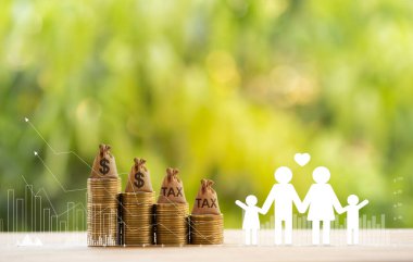 Mutlu aile sıcak, ABD para torbaları sıra yükselen bozuk paralar üzerinde ve tablo üzerinde büyüyen iş yatırımları grafiği. Güvenli bir gelecek ve finansal statü için planlama ve vergi indirimi kavramı