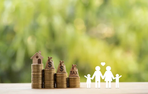 Sevgi dolu aile, ABD para çantaları masanın üstünde yükselen madeni paralar. Güvenli bir gelecek ve mali statü için konsept planlaması ve vergilerin azaltılması zenginlik ve gelir büyümesi için tasarruf anlamına geliyor