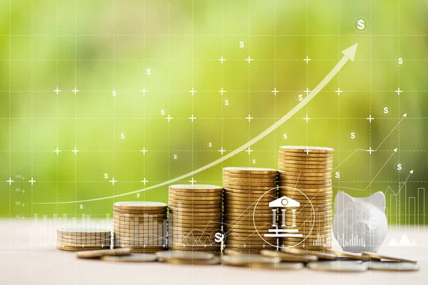 Finansal ve bankacılık / Finans ve iş konsepti: Artan madeni paraların sıralarını düzenlemek ve işyeri arka planında büyüyen iş yatırımlarının grafiğini çıkarmak. Büyümek için para yatırımı tasvir ediyor.