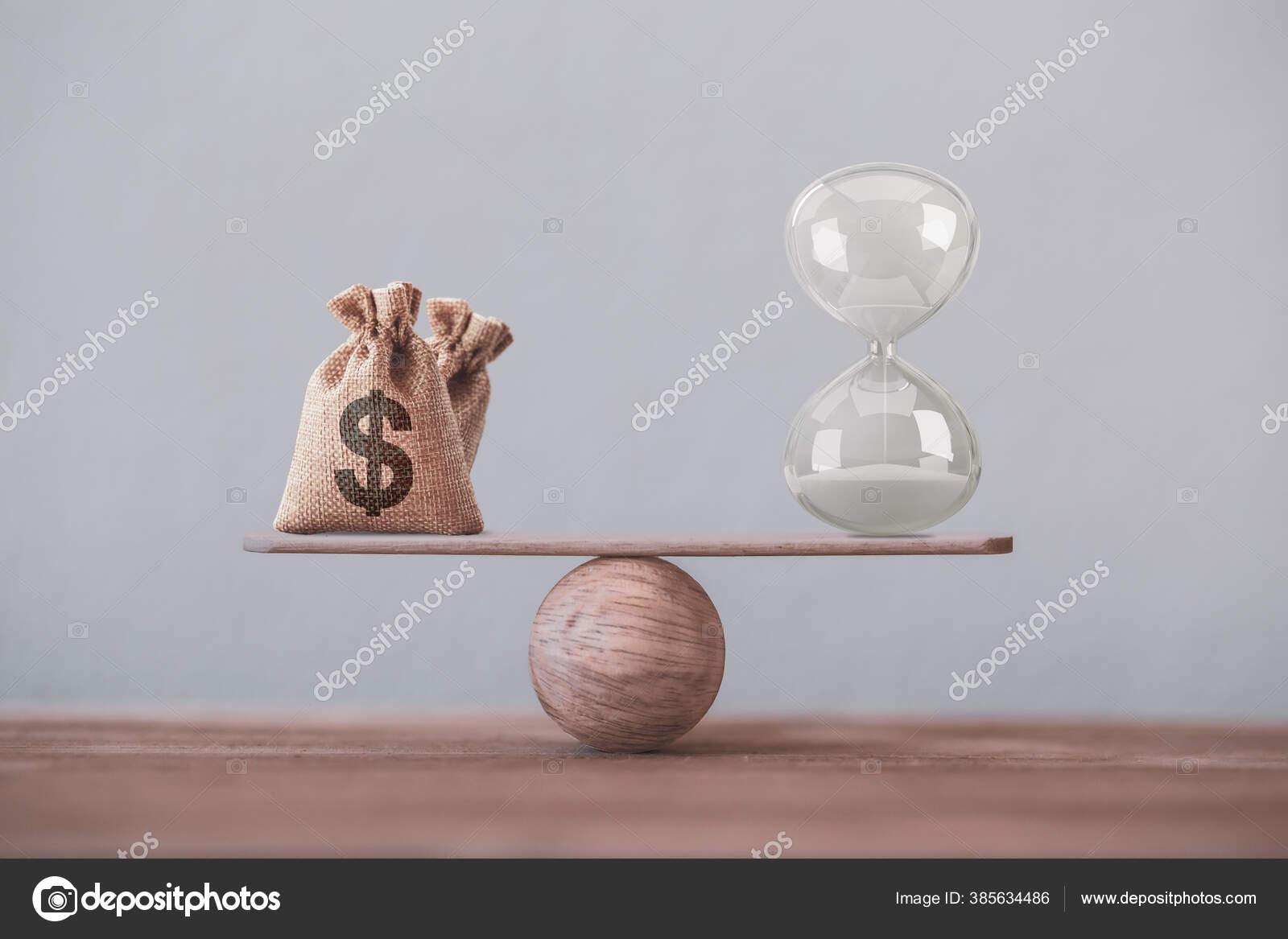 写下沙钟或沙漏的符号和美元袋装的平衡比例在同等位置金融概念货币的时间价值即资产随时间的推移而增长是指为了更多的货币增长而进行的长期投资——