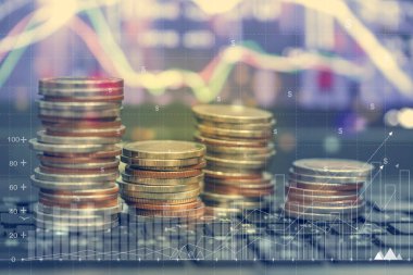 Finansal borsa grafiği ve sıra sıra para artışı. Uzun vadeli bir büyümede kar payı ve sermaye kazancı için gelecekte yapılacak hisse senedi yatırımları için konsept / tasarruf parası