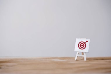 Hedefe ok saplanmış bir tabela. Reklam hedefleme taktikleri. Reklam kampanyaları. Hedef Başarı ve Amaç.