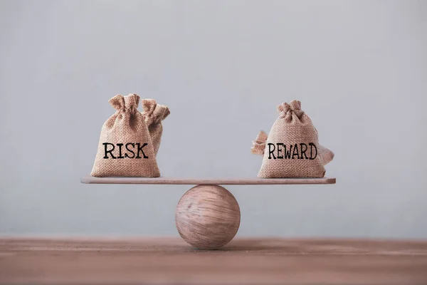 Temel denge ölçeğinde aynı pozisyonda risk ve ödül torbaları. Risk yönetimi konsepti, yatırımcıların beklenen bir yatırımın geri dönüşünü karşılaştırmak için risk ödül oranı kullandıklarını gösteriyor