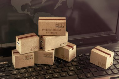 Lojistik, tedarik / ulaşım ve online alışveriş kavramı: klavyedeki karton kutu. Çevrimiçi alışveriş için uluslararası taşımacılık hizmeti.
