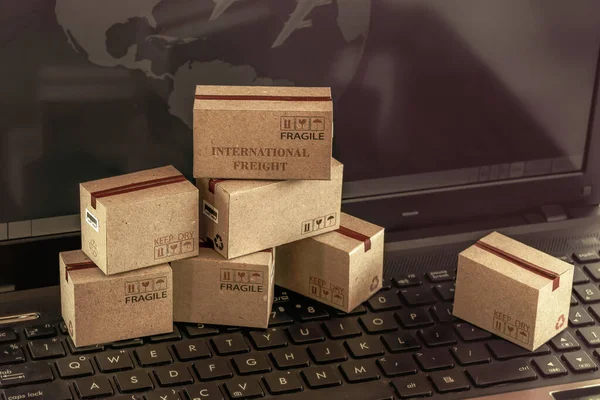 Lojistik, tedarik / ulaşım ve online alışveriş kavramı: klavyedeki karton kutu. Çevrimiçi alışveriş için uluslararası taşımacılık hizmeti.