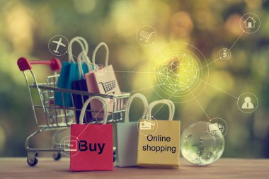 Alışveriş Online ve e-ticaret konsepti: alışveriş arabasında kağıt torba ve kristal küre. Çevrimiçi mağazalar girişimciler ve müşteriler arasında başka bir ticaret aracı olarak kabul edilir.