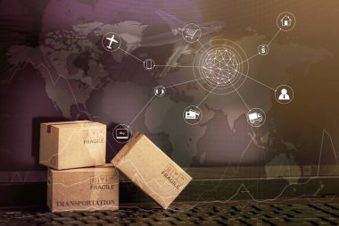 Not defterindeki karton karton kutular arkasında bir uçak sineği taşıyordu. İnternetten alışveriş için iş konsepti ya da nakliye hizmeti, ürünü dünya çapında müşterilere teslim etmek..