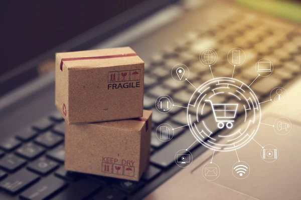 Çevrimiçi alışveriş, e-ticaret konsepti: Klavyede ikon müşteri ağı bağlantısı olan karton kutular. çevrimiçi internet kullanılarak kolayca yapılabilen ulaşım tasvirleri.