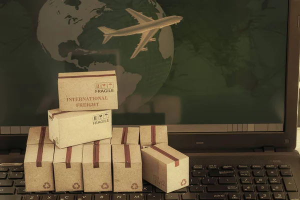 Defter klavyesinde ürünleri kutular. ticari ulaşım, lojistik, küresel taşımacılık, uluslararası taşımacılık, denizaşırı ticaret, bölgesel, dünya çapında gider