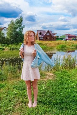 Sarışın saç kız içinde bir doğa.