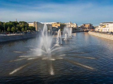 Çeşme ve rıhtım ile Moskova nehri.