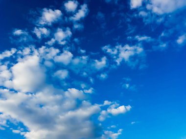 Mavi gökyüzündeki bulutlar.