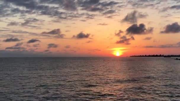 Ηλιοβασίλεμα Στον Ορίζοντα Της Θάλασσας — Αρχείο Βίντεο