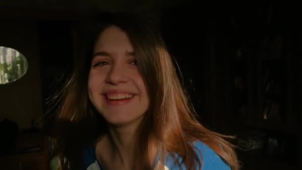 Sorrindo Menina Agradável Com Cabelo Bonito Luz Sol — Vídeo de Stock