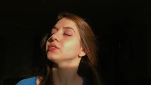 Посміхаючись Гарна Дівчина Красивим Волоссям Сонячному Світлі — стокове відео