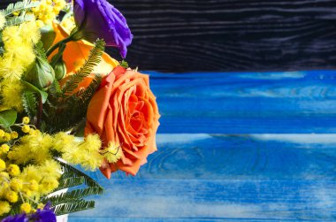 Hasır bir sepette taze çiçeklerin yakın plan çekimleri Kopi alanı