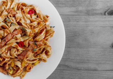 Beyaz tabakta domates makarnalı baharatlı spagetti siyah beyaz arka plan fotokopi alanı