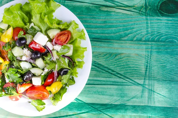Salada Legumes Pepino Capsicum Tomate Azeitonas Uma Placa Branca Fundo — Fotografia de Stock