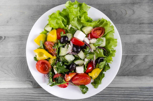 Salada Legumes Pepino Capsicum Tomate Azeitonas Uma Placa Branca Genuíno — Fotografia de Stock