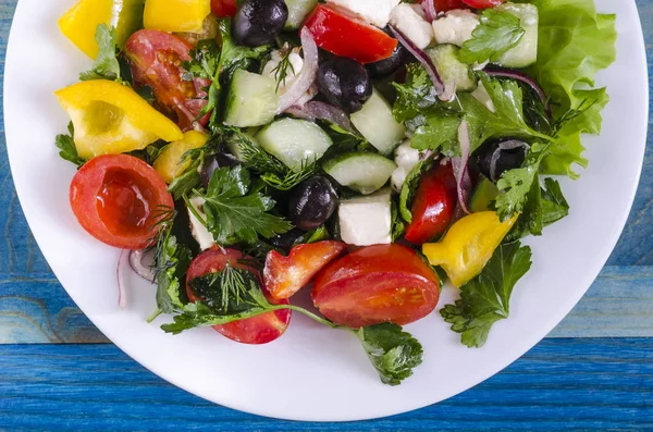 Sebze Salatası Salatalık Kapuçino Domates Zeytin Beyaz Tabakta Özgün Mavi — Stok fotoğraf