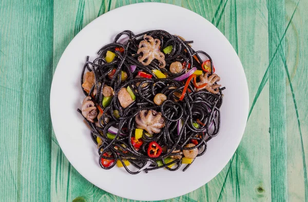 Spaghetti Neri Con Frutti Mare Verdure Sfondo Verde Vista Dall — Foto Stock