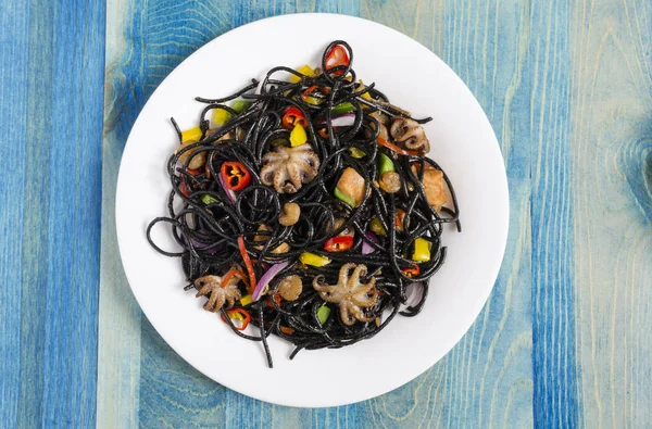 Spaghetti Neri Con Frutti Mare Verdure Sfondo Blu Primo Piano — Foto Stock