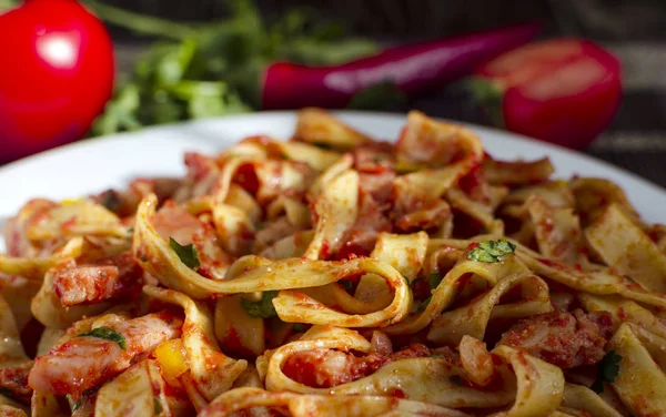 Domates ezmeli baharatlı spagetti.