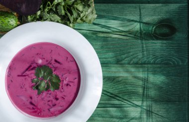 Yeşil ahşap arka planda yeşil pancar ve sebze çorbası Kopi uzayının yeşil ahşap arka planında