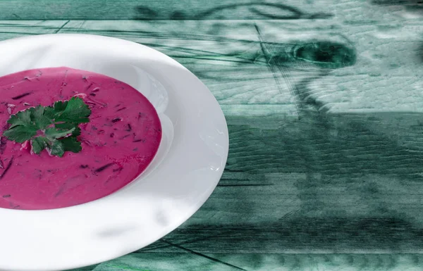 Soupe Betterave Légumes Avec Des Légumes Verts Sur Une Assiette — Photo