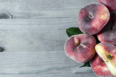 Hafif ahşap arka planda şeftaliler sulu şeftali rengi üst manzara