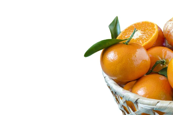 Frische Mandarinen Einem Korb Auf Weißem Hintergrund — Stockfoto