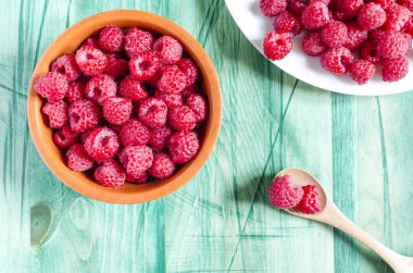 Tahta arka plan manzaralı olgun sulu ahududular.