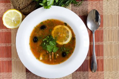 Tahta arka plan manzaralı beyaz bir tabakta et çorbası 