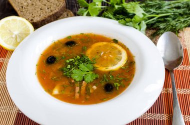 Tahta arka planda beyaz bir tabakta 