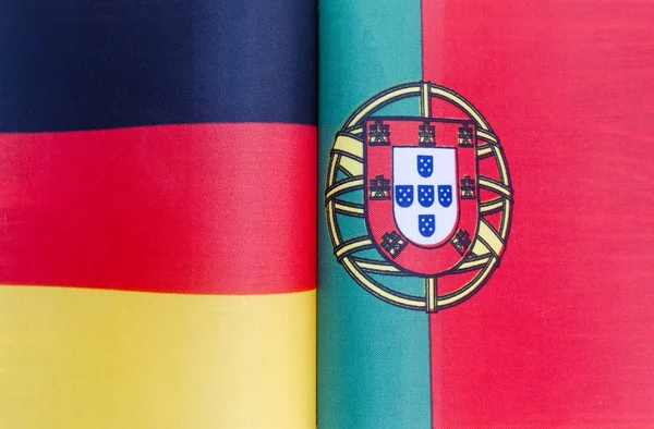 ドイツとポルトガルの国旗閉鎖政策 — ストック写真