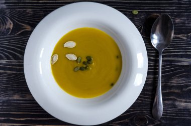 Beyaz tabakta kabak çorbası